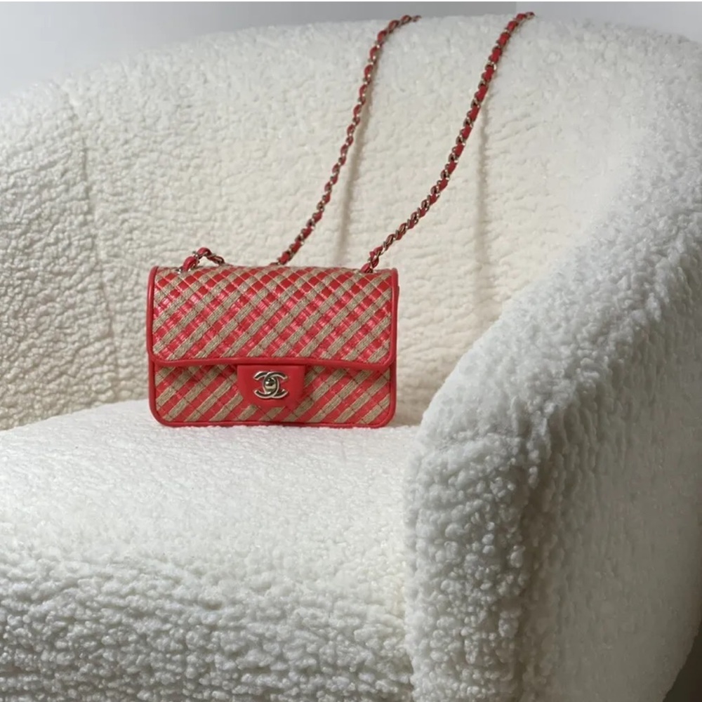 CHANEL 21P Red, Raffia, & Gold-Tone Straw Small Flap Bag Rare Beauty